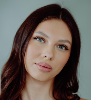 Kobieta z profesjonalnym makijażem rzęs